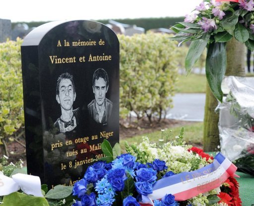 Francois Hollande a assure mardi les familles des deux jeunes Francais enleves a Niamey (Niger) en janvier 2011 et tues quelques heures plus tard au Mali "que rien ne viendra entraver l'action de la Justice", selon l'Elysee.