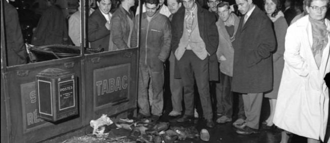 Des Parisiens regardent des chaussures abandonnees apres la repression des manifestations, le 17 octobre 1961.