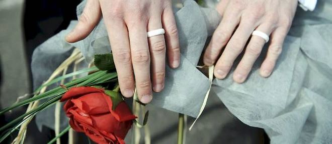 Le projet de loi ouvrant aux homosexuels le droit au mariage disposera que "le mariage est contracte par deux personnes de sexe different ou de meme sexe", a precise Jean-Marc Ayrault.