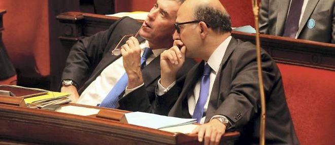 Jerome Cahuzac et Pierre Moscovici pendant le debat budgetaire a l'Assemblee nationale.