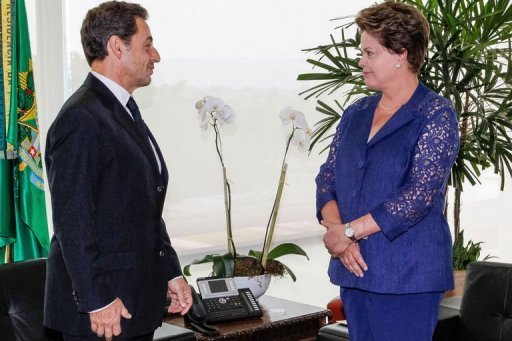 L'ancien president francais Nicolas Sarkozy a rencontre lundi la presidente bresilienne, Dilma Rousseff, puis l'ancien president Luiz Inacio Lula da Silva, a l'occasion d'une courte visite au cours de laquelle il doit participer a une conference avec des banquiers a Sao Paulo.