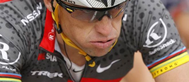 Lance Armstrong a ete desavoue par sa federation, l'UCI, qui a decide de lui retirer toutes ses victoires sur le Tour de France.