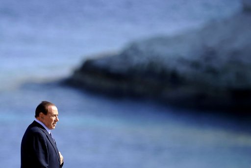 En sortant de scene, Silvio Berlusconi laisse a son parti le PDL la difficile mission de lui trouver un successeur, l'oiseau rare qui devra relancer une formation affaiblie par divisions et scandales, et rassembler les "moderes" de centre droit d'ici aux legislatives de 2013.