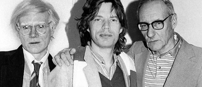 Andy Warhol (a gauche) et William Burroughs (a gauche) entourent Mick Jagger.