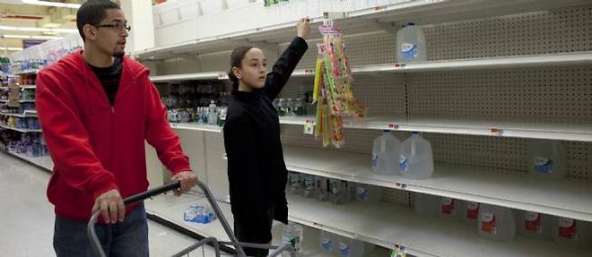 Les Americains de la Cote est se preparent a l'arrivee de l'ouragan Sandy en faisant des provisions.
