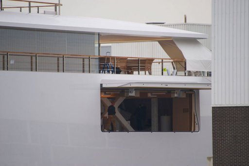 Blanc et proue tronquee, le bateau est controle a l'aide de 7 ordinateurs iMac alignes les uns a cote des autres dans la cabine de navigation tandis qu'un autre iMac peut etre vu a travers un hublot situe au-dessus de l'ancre.
