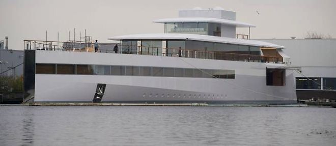 Venus, le yacht de Steve Jobs, dans les eaux d'un port des Pays-Bas.