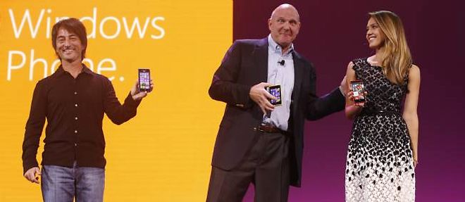 Joe Belfiore, vice-president de Microsoft responsable de Windows Phone, Steve Ballmer, P-DG du groupe, et l'actrice Jessica Alba presentent leur nouveau Windows Phone, lundi, a San Francisco.