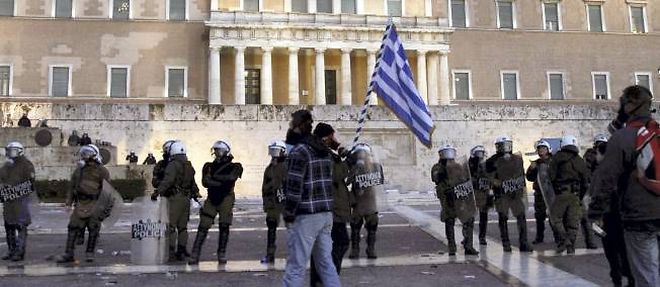 Le parvis du parlement grec est souvent l'objet de vives manifestations (ici, en fevrier 2012).