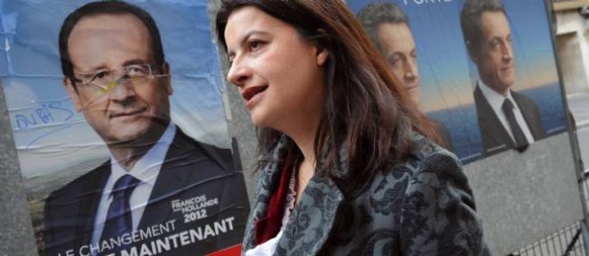 Cecile Duflot passant devant une affiche de campagne de Francois Hollande, le 6 mai dernier.