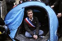 Valls rend une visite de &quot;solidarit&eacute;&quot; au maire de Sevran