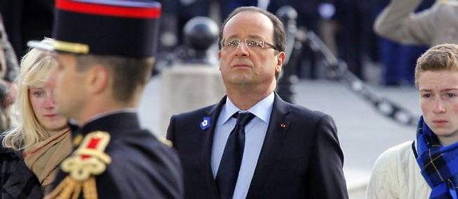 Francois Hollande, entoure de deux enfants de soldats tues au combat, s'est longuement recueilli devant la tombe du Soldat inconnu.