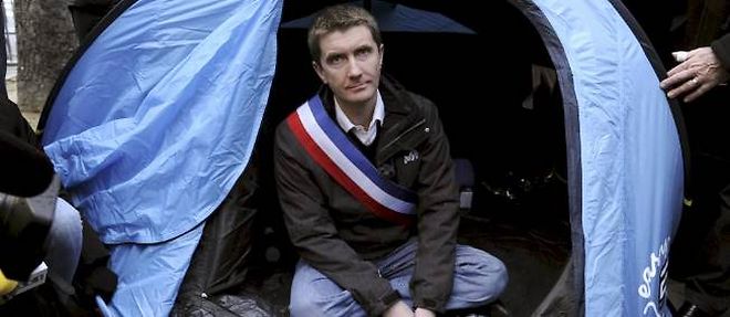 Stephane Gatignon, le maire EELV de Sevran, ville de Seine-Saint-Denis en difficulte financiere, a debute, le 9 novembre 2012, une greve de la faim devant l'Assemblee nationale pour demander une revalorisation des dotations financieres pour sa commune.
