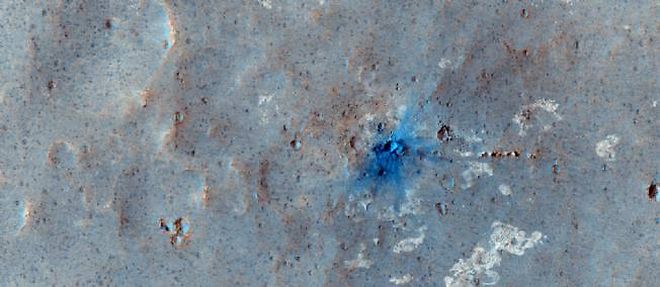 Les impacts formes a la surface de Mars par une recente chute de meteorite apparaissent ici en bleu.