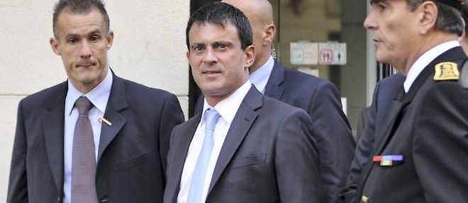 le ministre de l'Interieur, Manuel Valls, en visite a Marseille dont les quartiers nord ont ete classes zones de securite prioritaires.