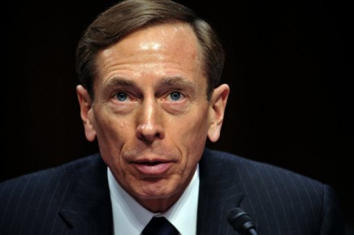 L'ancien chef de la CIA, David Petraeus, a explique aux elus du Congres qu'il avait rapidement su que des proches d'Al-Qaida etaient impliques dans l'attaque du consulat de Benghazi en Libye, lors de sa premiere sortie officielle depuis sa demission il y a une semaine.