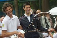 Djokovic inaugure un terrain de tennis dans une favela de Rio avec Kuerten
