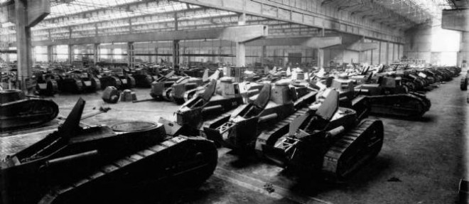 L'attitude de Louis Renault pendant l'Occupation a toujours suscite des controverses. Photo : l'usine de Billancourt ou etaient fabriques puis repares les chars Renault sous les ordres de... Daimler-Benz.