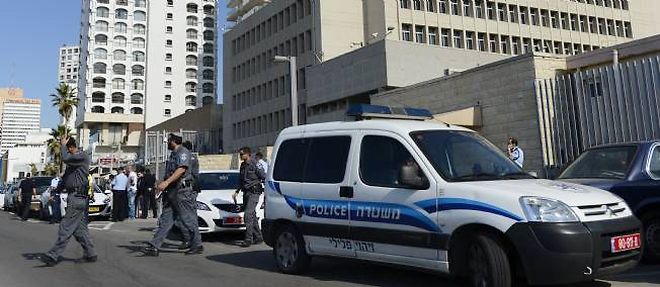 La police de Tel-Aviv securise les alentours de l'ambassade americaine, mardi.