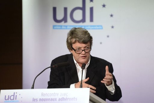 L'Union des democrates independants (UDI) de Jean-Louis Borloo appelle dimanche dans un communique le gouvernement a "suspendre" le projet de l'aeroport Notre-Dame-des-Landes "apres qu'il a enfin compris qu'il fallait engager une concertation."
