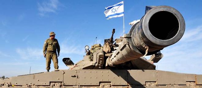 Photo d'illustration. Un soldat israelien, debout sur un char de Tsahal, le 13 janvier 2009, lors de l'operation "Plomb durci" contre la bande de Gaza.