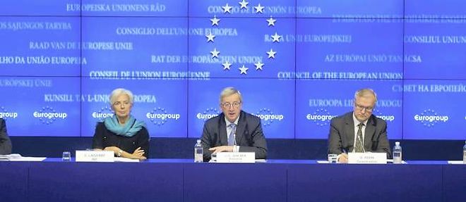 Christine Lagarde, Jean-Claude Juncker, le president de l'Eurogroupe, et Olli Rehn, le commissaire europeen aux Affaires economiques, lors de leur conference de presse, a l'issue de l'Eurogroupe lundi dans la nuit.