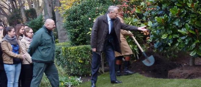 Le Premier ministre et son epouse dans les jardins de Matignon.