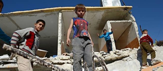 Des enfants syriens jouent dans les ruines d'une maison a Atareb, dans la province d'Alep.