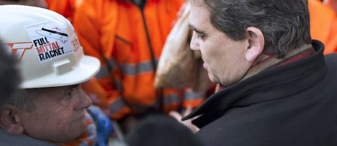 Arnaud Montebourg et des salaries d'ArcelorMittal a Paris, le 30 novembre.
