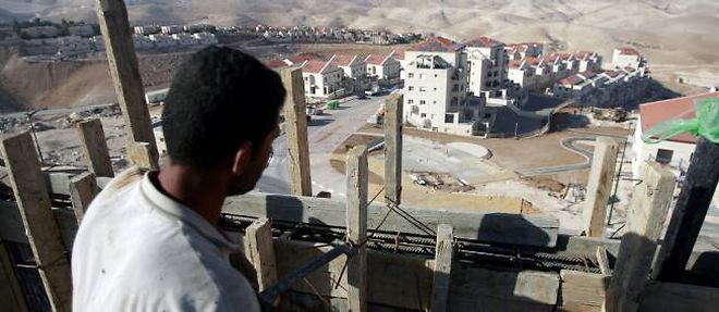 Un travailleur palestinien participe a la construction de nouveaux projets de logements, dans la colonie israelienne de Maale Adumim, a l'est de Jerusalem, le 11 novembre 2009.
