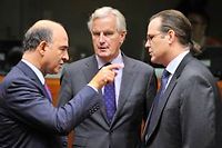 Le ministre français des Finances, Pierre Moscovici, en pleine discussion avec Michel Barnier, le commissaire européen aux Services financiers et son homologue suédois Anders Borg. ©Georges Gobet