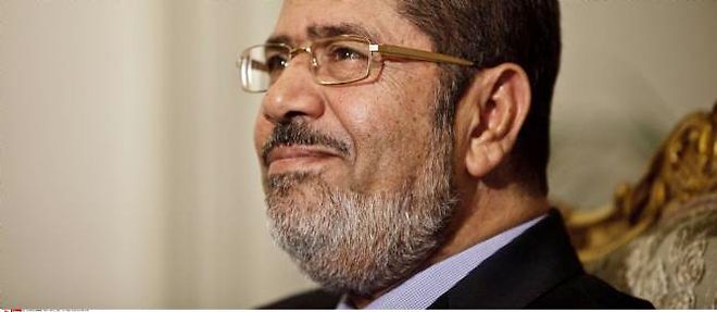 Mohamed Morsi s'est octroye par un decret des prerogatives s'apparentant a des pleins pouvoirs, declenchant la premiere crise politique depuis son accession au pouvoir.
