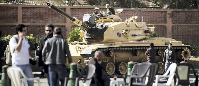 Un tank protege les abords du palais presidentiel au Caire le 10 decembre.