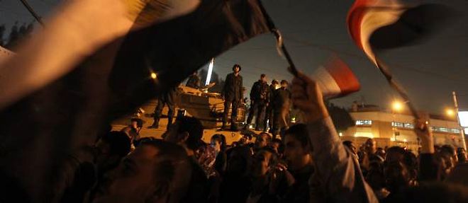 Islamistes egyptiens et opposition de gauche et liberale ont appele a manifester mardi, les premiers pour soutenir et les seconds pour rejeter le referendum du 15 decembre sur le projet de Constitution, laissant craindre de nouveaux affrontements.