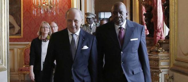 Le ministre francais des Affaires etrangeres, Laurent Fabius, accompagne le desormais ex-Premier ministre malien de transition, Cheick Modibo Diarra, a Paris, le 27 novembre 2012.