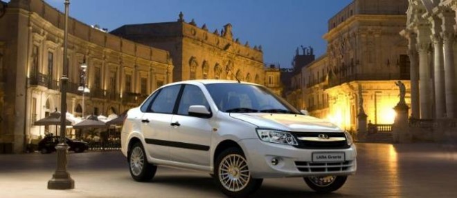 Lada annonce la commercialisation en Europe de sa derniere-nee, la Granta. Mais elle aura, aujourd'hui, fort a faire avec l'offre a bas couts de son partenaire Renault, la Dacia Logan.