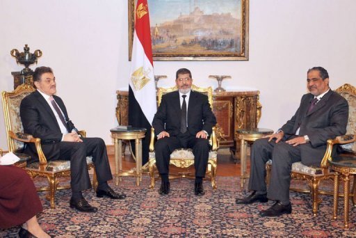 Cette crise, la plus grave que connaisse le pays depuis l'election de M. Morsi en juin, a remis sur le devant de la scene l'influente armee egyptienne, eclipsee au profit du chef de l'Etat ces derniers mois.