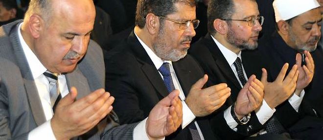Le president egyptien Mohamed Morsi, son vice-president (a gauche), son Premier ministre et le grand cheikh d'Al-Azhar (a droite) participent a la priere de l'Aid al-Fitr, dans la mosquee Amr Ibn Al-As, le 19 aout 2012.