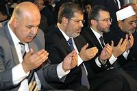 Le président égyptien Mohamed Morsi, son vice-président (à gauche), son Premier ministre et le grand cheikh d'Al-Azhar (à droite), participent à la prière de l'Eid el Fitr, dans la mosquée Amr Ibn Al-As, le 19 août 2012. ©Egyptian Presidency