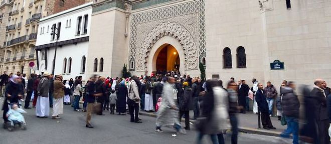 Les fideles arrivent a la Grande Mosquee de Paris le 26 octobre 2012, pour celebrer l'Aid-el-Adha.