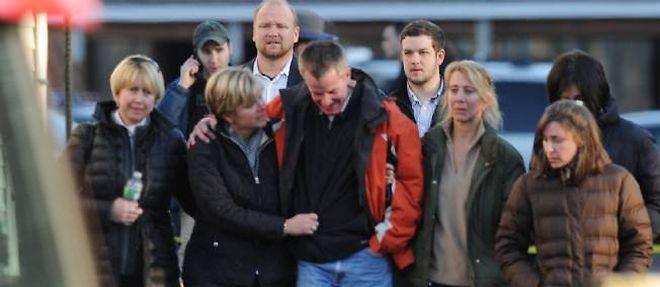 Une famille arrive sur les lieux du drame, le 14 decembre.