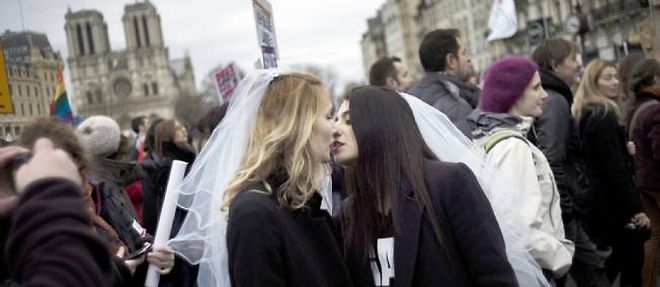 Des manifestants reclamant le mariage pour tous, a Paris le 16 decembre.