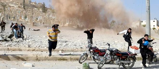 Des populations civiles fuient un bombardement aerien de l'armee syrienne sur la localite d'al-Bab, dans la banlieue d'Alep, le 4 novembre 2012.