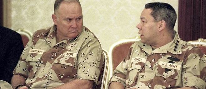 Les generaux Norman Schwarzkopf (gauche) et Colin Powell en Arabie saoudite, 1990.