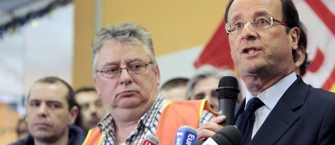 Francois Hollande a la raffinerie Petroplus de Petit-Couronne, pres de Rouen en janvier 2012, pendant sa campagne.