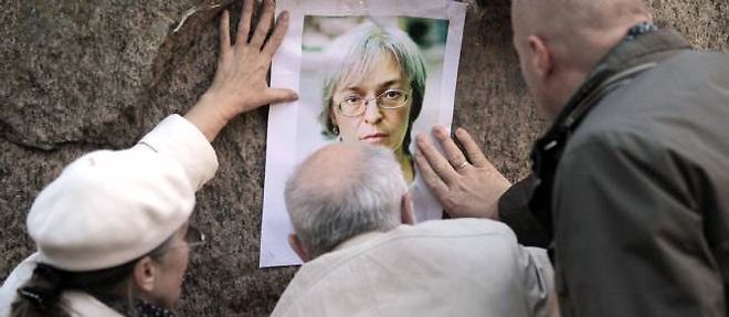 A Saint-Petersbourg, en 2011, des manifestants affichent le portrait de la journaliste Anna Politkovskaia pour commemorer son assassinat.