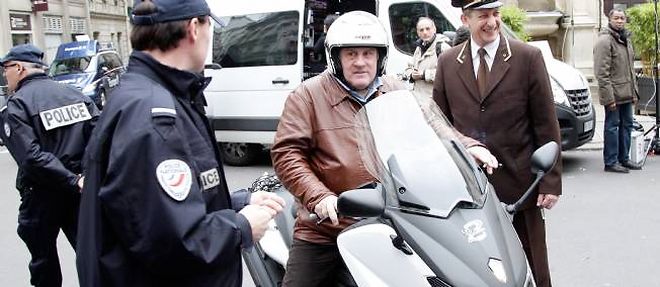 Le 7 novembre 2012, Gerard Depardieu passe a scooter devant Drouant a Paris, ou etait remis le prix Goncourt.
