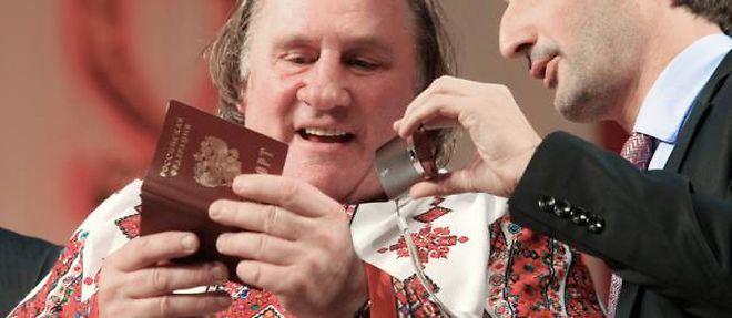 Gerard Depardieu a recu samedi son tout nouveau passeport russe offert par Vladimir Poutine.