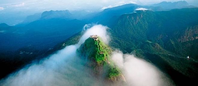 L'Adam's Peak, dans la foret humide du centre du Sri Lanka, est l'une des attractions prisees des touristes occidentaux.