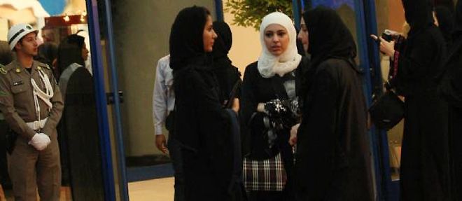 Des jeunes femmes a Djeddah.